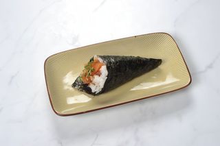 Temaki de salmón macerado