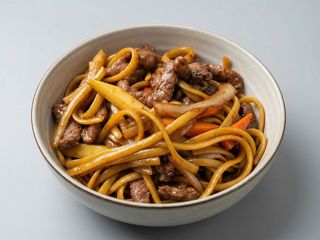 Tallarines fritos con ternera
