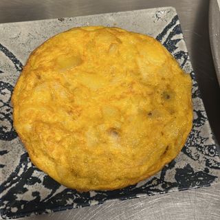 Tortilla de patata al momento poco hecha