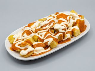 Patatas con auténtica salsa brava y alioli