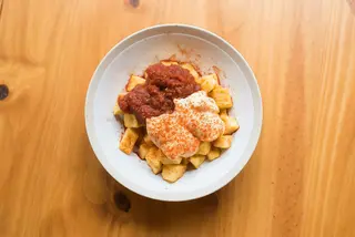 Braves Amb Salsa De Tomàquet Natural I Allioli Escalivat