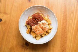 Braves Amb Salsa De Tomàquet Natural I Allioli Escalivat