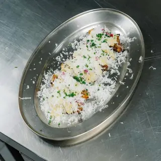 Aletes de pollastre confitades i a la brasa, chimichurri cremós, cítrics i parmesà