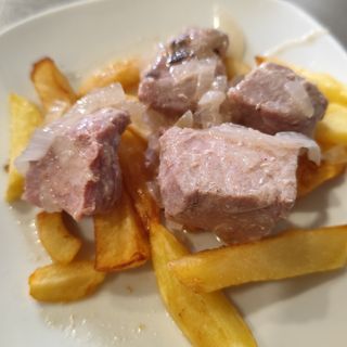 1/2 ración de atún encebollado