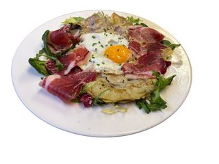 Alcachofas a la plancha con jamón y huevo frito