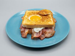 Sándwich Mixto Con Bacón Y Huevo