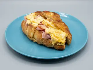Croissant con Jamon panZito y huevos revueltos