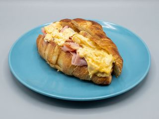 Croissant con Jamon panZito y huevos revueltos