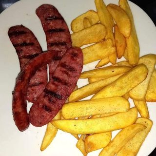 Chorizo Parrillero Con Papas Fritas