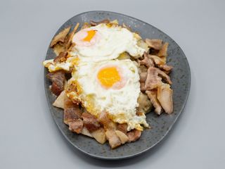 Huevos Rotos Trufados c/Papada Ibérica