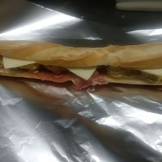 Bocadillo Tortilla Cemborain  41 cm (1ud) Tortilla de patata con Jamón Serrano y Queso. + Patatas Fritas (100gr)