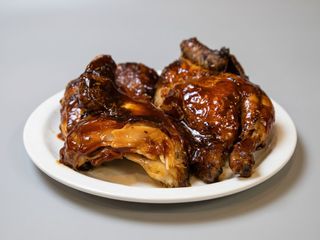 Medio Pollo Criollo Premium Con Salsa Barbacoa