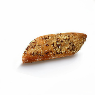 Pan de semillas con queso tierno, tomate cherry y albahaca