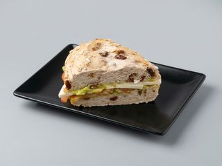 Pan con avena y pasas con tomate, guacamole y queso tierno 