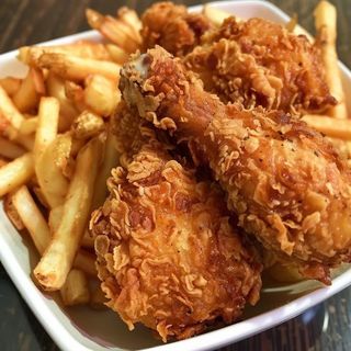 4 Alitas de pollo con patatas fritas