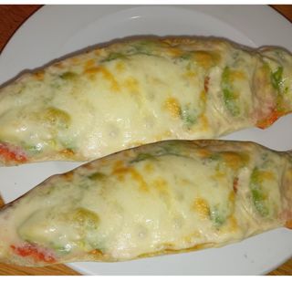 Tostada entera de tomate ,aguacate y queso edam gratinado