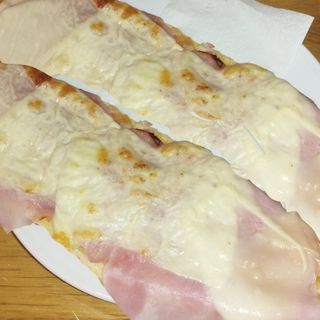 Tostada con tomate ,aceite, pavo y queso gratinado