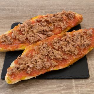 Tostada con tomate y atún