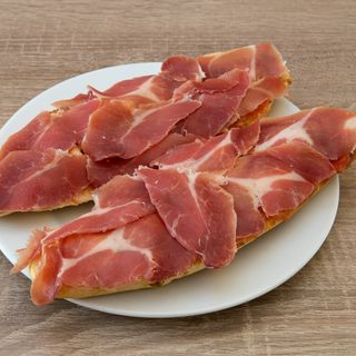 Tostada catalana con jamón, tomate y aceite