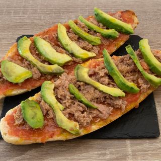 Entera de tomate ,aguacate y atun.