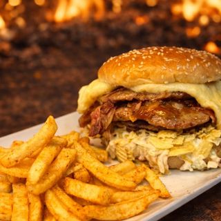 Hamburguesa de la Casa (A partir de las 7.00PM)