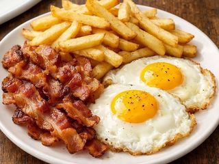 Bacon Con Patatas Fritas y Huevos.
