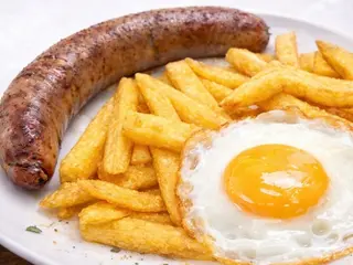 Butifarra de Pagés Con Patatas Fritas Y Huevo Frito