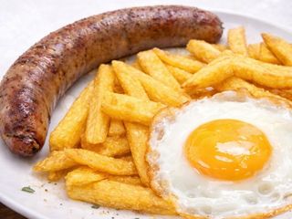 Butifarra de Pagés Con Patatas Fritas Y Huevo Frito