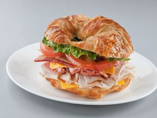 Croissant Club Con Bacon