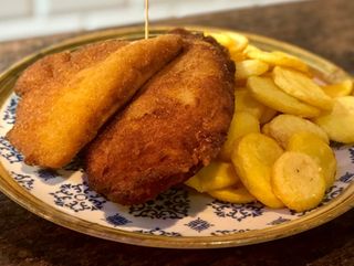 Cachopo Vegano con patatas y ensalada