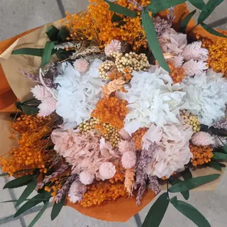 ramo de flor preservada naranja