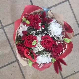 ramo de flor preservada con rosas rojas