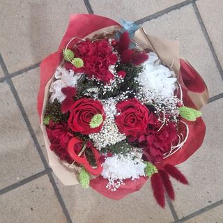 ramo de flor preservada con rosas rojas