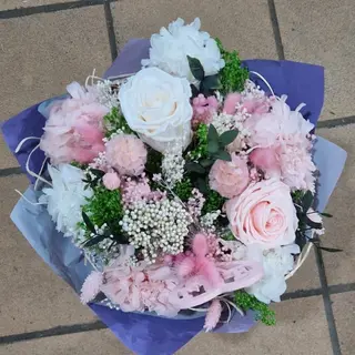 ramo preservado con rosas rosas