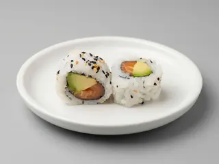 M-23 California de salmon y aguacate