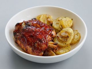 Codillo Al Horno En Su Jugo Con Patatas Fritas