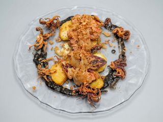 Txipirones Con Cebolla En 2 Texturas Sobre Parmentier De Patata Dulce Y Alioli Trufado