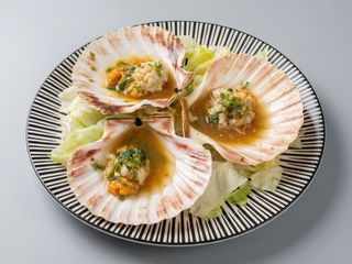 Vieiras Frescas Al Vapor Con Jengibre Y Cebolla De Primavera (3 Pzs.)