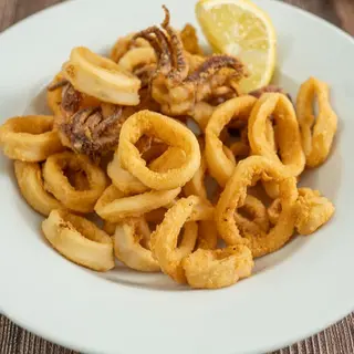 Anillas de calamar con patatas y y ensalada