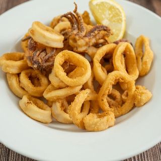 Anillas de calamar con patatas y y ensalada