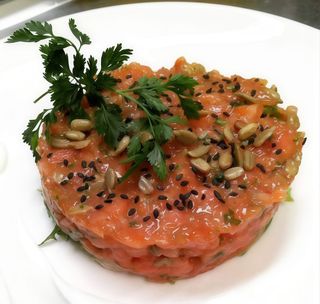 Tartar De Salmón Con Crema De Yogur Y Pipas