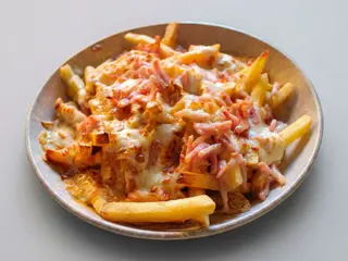 Patatas Fritas Con Queso y Bacon