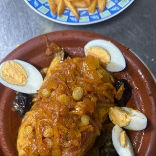 Tajín de pollo con ciruelas y patatas