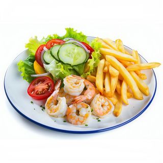 Plato de gambas con ensalada y patatas