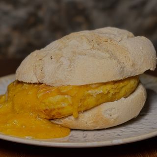 Bocadillo Tortilla con Carbonara Original