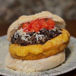 Bocadillo Tortilla con Morcilla