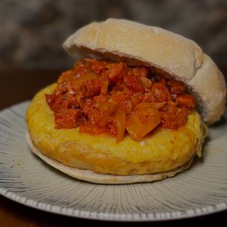 Bocadillo Tortilla con Chorizo y Kimchi