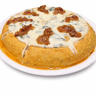 Tortilla con cebolla de salsa de queso y espinacas