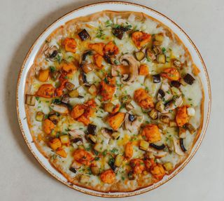 Pizza Pollo, berenjena y miel