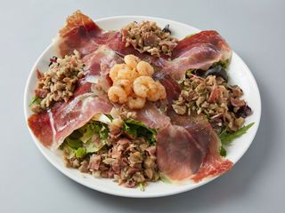 Ensalada De Lechuga Y Setas Con Gambas Y Jamón